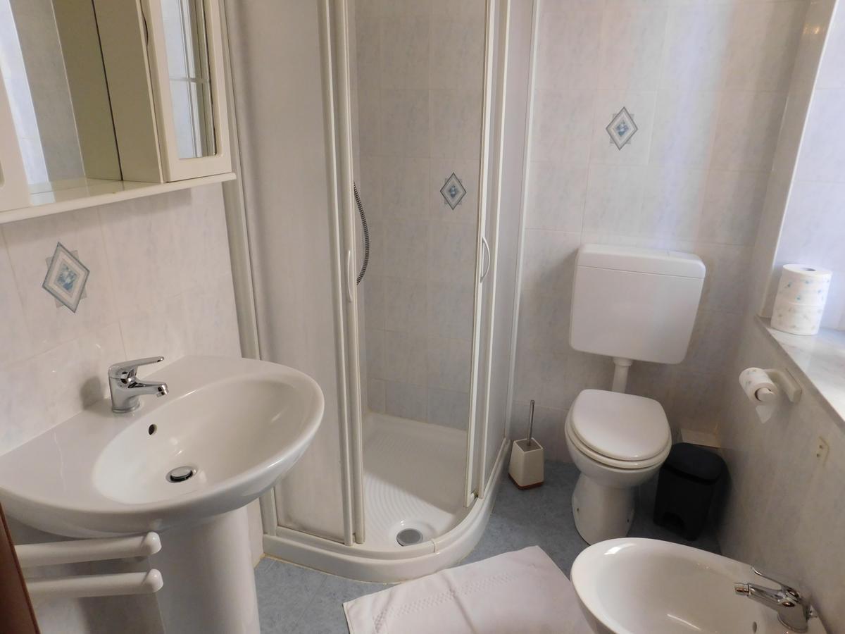 Il Duca Bianco Hotel Calosso Luaran gambar
